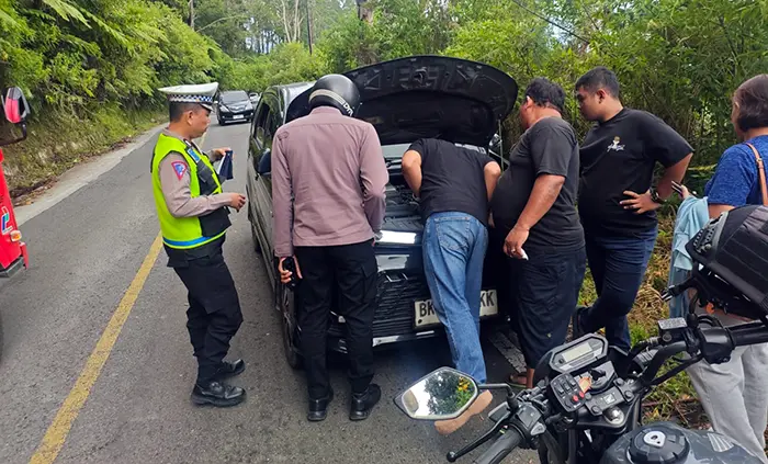 Polisi Sigap Bantu Wisatawan, Mobil Mogok di Jalur Perbukitan Samosir Berhasil Dievakuasi