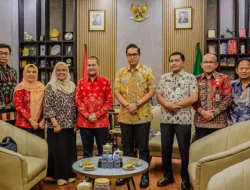 Rico Waas Tekankan Peran Apoteker dalam Perawatan dan Edukasi Obat Kepada Masyarakat
