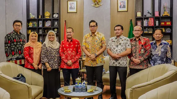 Rico Waas Tekankan Peran Apoteker dalam Perawatan dan Edukasi Obat Kepada Masyarakat