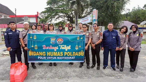 Semangat Ramadan, Bid Humas Polda Sumut Turun ke Jalan Berbagi Takjil untuk Masyarakat