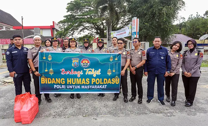 Semangat Ramadan, Bid Humas Polda Sumut Turun ke Jalan Berbagi Takjil untuk Masyarakat