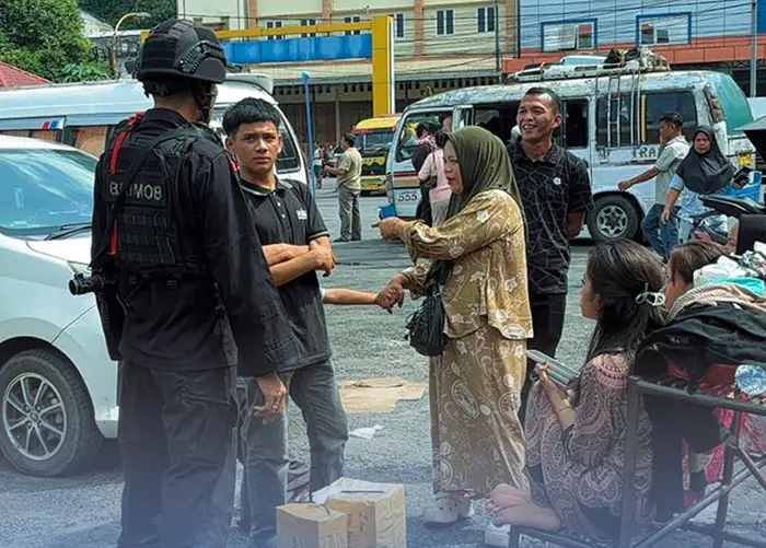 Sigap dan Humanis, Brimob Sumut Kawal Arus Mudik di Pelabuhan dan Terminal Sibolga