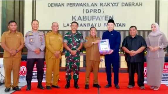 Wakil Bupati Labusel Sampaikan Nota Pengantar LKPJ 2025 Pada Rapat Paripurna DPRD