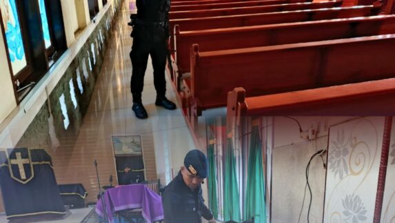 Hadir Beri Rasa Tenang, Tim Gegana Sterilisasi Gereja di Lubuk Pakam
