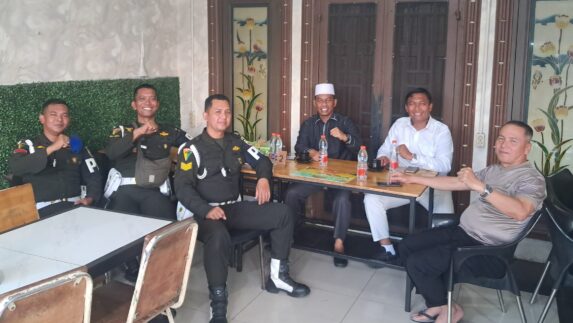 Ngopi Bareng Dansub Denpom I/5-1 Belawan Bersama Kapolsek dan Tokoh Masyarakat
