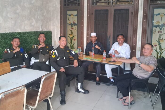 Ngopi Bareng Dansub Denpom I/5-1 Belawan Bersama Kapolsek dan Tokoh Masyarakat