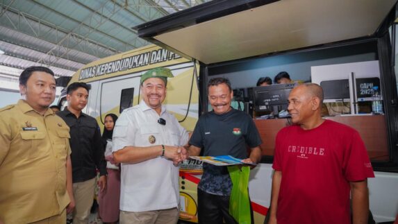 Pastikan Pelayanan Optimal, Bupati Baharuddin Tinjau Pelaksanaan Berlayar di Kecamatan Talawi