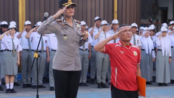 Kapolres Pematangsiantar Pembina Upacara Bendera di SMA Sultan Agung
