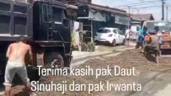 Tiga Pengusaha Namorambe Berkolaborasi Perbaiki Jalan Berlubang