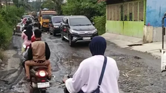 Jalan Rusak Parah di Cinta Damai Dibiarkan 3 Tahun, Pemkab Deliserdang Terancam Sanksi Hukum