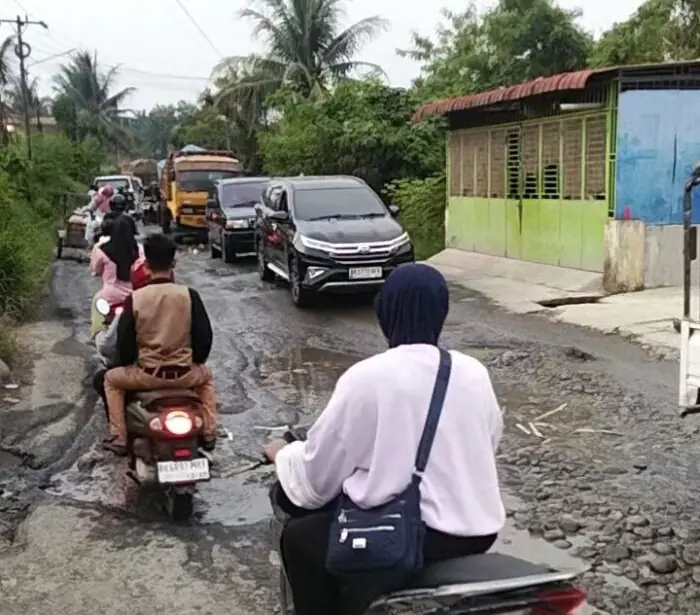 Jalan Rusak Parah di Cinta Damai Dibiarkan 3 Tahun, Pemkab Deliserdang Terancam Sanksi Hukum