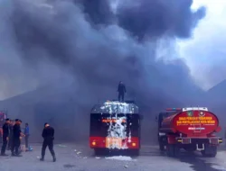 Respons Cepat Tanpa Tunda, Brimob Polda Sumut Berhasil Kendalikan Kebakaran di Medan Timur