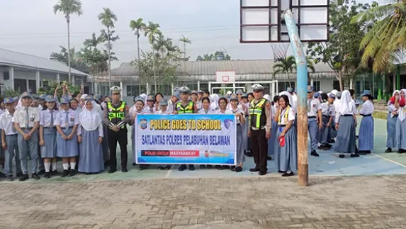 Sat Lantas Polres Pelabuhan Belawan Gelar Police Goes To School di SMA Negeri 9 Medan