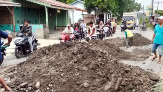 Warga Cinta Damai dan Ajibaho Apresiasi Bantuan Material dari PT Iwan Nitra