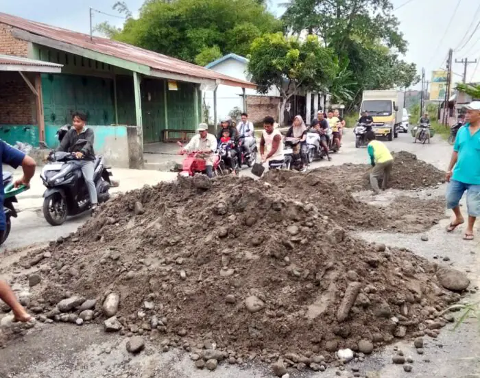 Warga Cinta Damai dan Ajibaho Apresiasi Bantuan Material dari PT Iwan Nitra