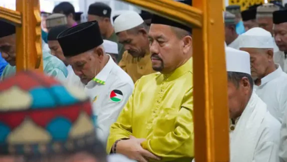 Bupati dan Wakil Bupati Batu Bara Laksanakan Salat Iduladha di Masjid Raya An-Nur Tanjung Tiram