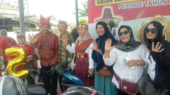 Ratusan Warga Patumbak Kampung Antusias Dukung Ubudiah, SH., M.Si. Maju Jadi Kepala Desa