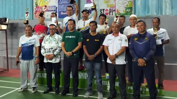 Kadispora dan Ketua KONI Medan Resmi Tutup Turnamen Badminton PB Mitra Sporty