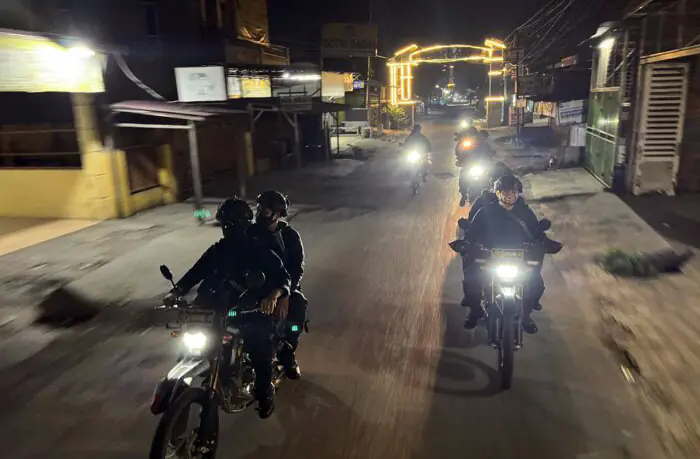 Patroli Dini Hari, Brimob Polda Sumut Antisipasi Guantibmas dan Sambangi Warga Secara Humanis di Medan