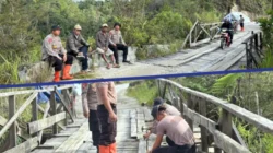 Perkuat Infrastruktur Desa, Brimob Sumut Lakukan Perbaikan Jembatan Gotting