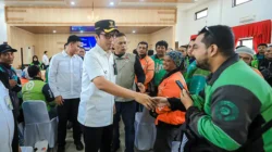 Rico Waas Serahkan Kartu BPJS Ketenagakerjaan untuk Ribuan Driver di Medan