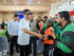 Rico Waas Serahkan Kartu BPJS Ketenagakerjaan untuk Ribuan Driver di Medan