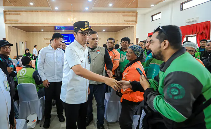 Rico Waas Serahkan Kartu BPJS Ketenagakerjaan untuk Ribuan Driver di Medan
