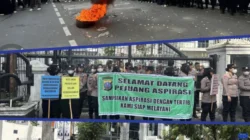 Satuan Brimob Polda Sumut Siaga Humanis di Kantor DPRD Medan