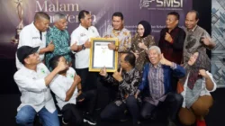 Ekspresi Kegembiraan Ketika Bupati Solok Jon Pandu Terima Malam Anugerah SMSI Award di Gedung Dewan Pers