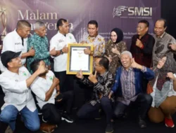 Ekspresi Kegembiraan Ketika Bupati Solok Jon Pandu Terima Malam Anugerah SMSI Award di Gedung Dewan Pers