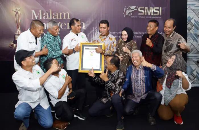 Ekspresi Kegembiraan Ketika Bupati Solok Jon Pandu Terima Malam Anugerah SMSI Award di Gedung Dewan Pers