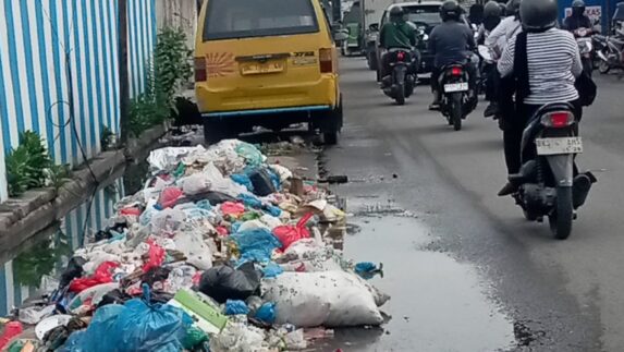 Tumpukan Sampah Menumpuk di Jalan Pertahanan, Warga Nilai Kinerja Pemerintah Desa dan Kecamatan Patumbak Buruk