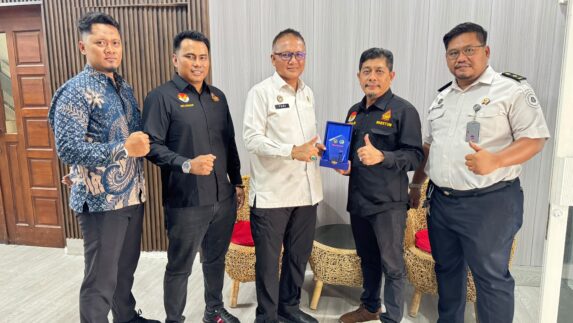 PB Pendawa Indonesia Terima Cinderamata dari Kakanwil Ditjenpas Sumut