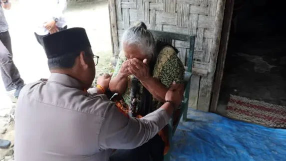 Kapolres Langkat Tunjukkan Kepedulian Terhadap Lansia di Secanggang