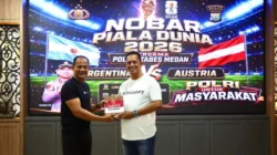 Kapolrestabes Medan Nobar Kick Off Piala Dunia 2026 Bersama Personel dan Masyarakat