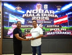 Kapolrestabes Medan Nobar Kick Off Piala Dunia 2026 Bersama Personel dan Masyarakat