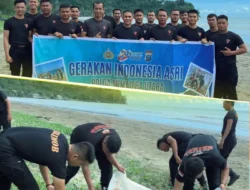 Sambut HUT ke-80 Polri, Personel Kompi 4 Batalyon C Gelar Gerakan Indonesia Asri di Pantai Laharuga