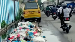 Tumpukan Sampah Menumpuk di Jalan Pertahanan