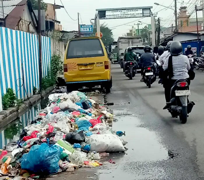 Tumpukan Sampah Menumpuk di Jalan Pertahanan