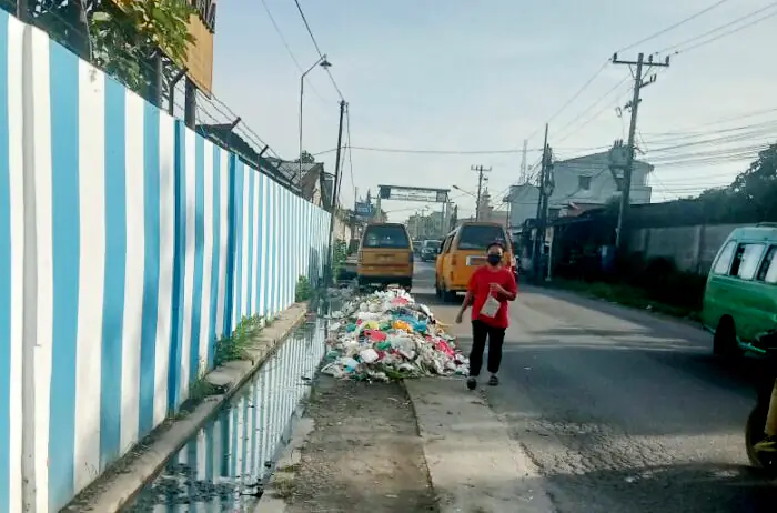 Tumpukan Sampah Menumpuk di Jalan Pertahanan