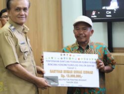 Wakil Bupati Pakpak Bharat Serahkan Bantuan Perbaikan Rumah Rusak Bencana