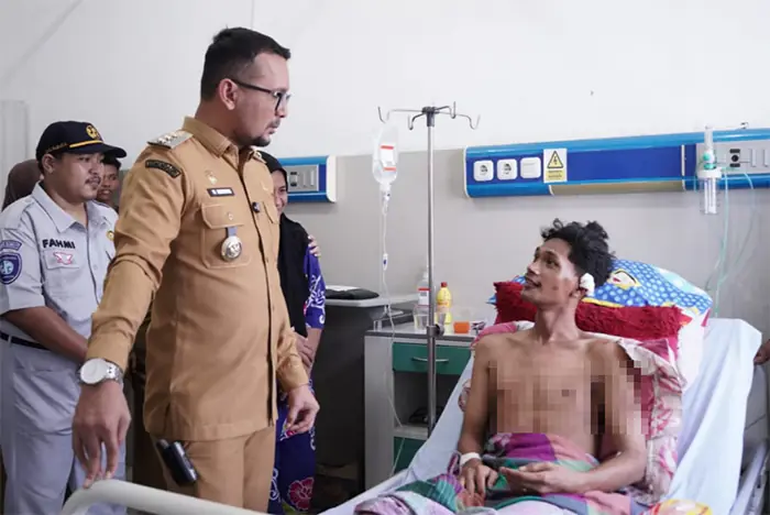 Bupati Labusel Jenguk Korban Kecelakaan