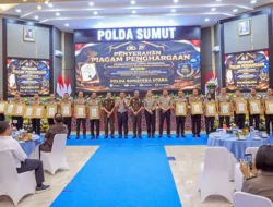 Kapolda Sumut Serahkan Penghargaan Zona Integritas dan Pelayanan Prima kepada Satker Berprestasi