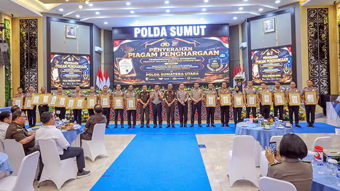 Kapolda Sumut Serahkan Penghargaan Zona Integritas dan Pelayanan Prima