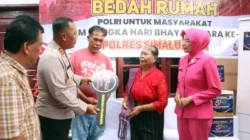 Kapolres dan Ketua Bhayangkari Simalungun Serahkan Rumah Baru Opung Rosmalina Sipayung