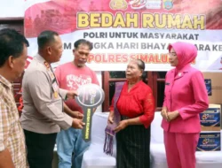 Kapolres dan Ketua Bhayangkari Simalungun Serahkan Rumah Baru Opung Rosmalina Sipayung