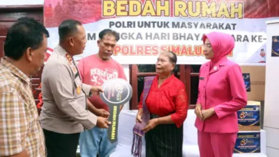 Kapolres dan Ketua Bhayangkari Simalungun Serahkan Rumah Baru Opung Rosmalina Sipayung