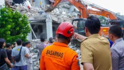 Rico Waas Kerahkan Alat Berat dan Tim Medis Tangani Ledakan di Perumahan Grand Polonia