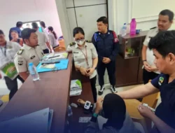 Utamakan Pelayanan, Klinik Lapas Bersama Kepala KPLP Tangani Pengunjung yang Alami Gangguan Kesehatan