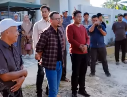 Bupati Labusel Fery Simatupang Cek Langsung Semenisasi Jalan di Teluk Panji II